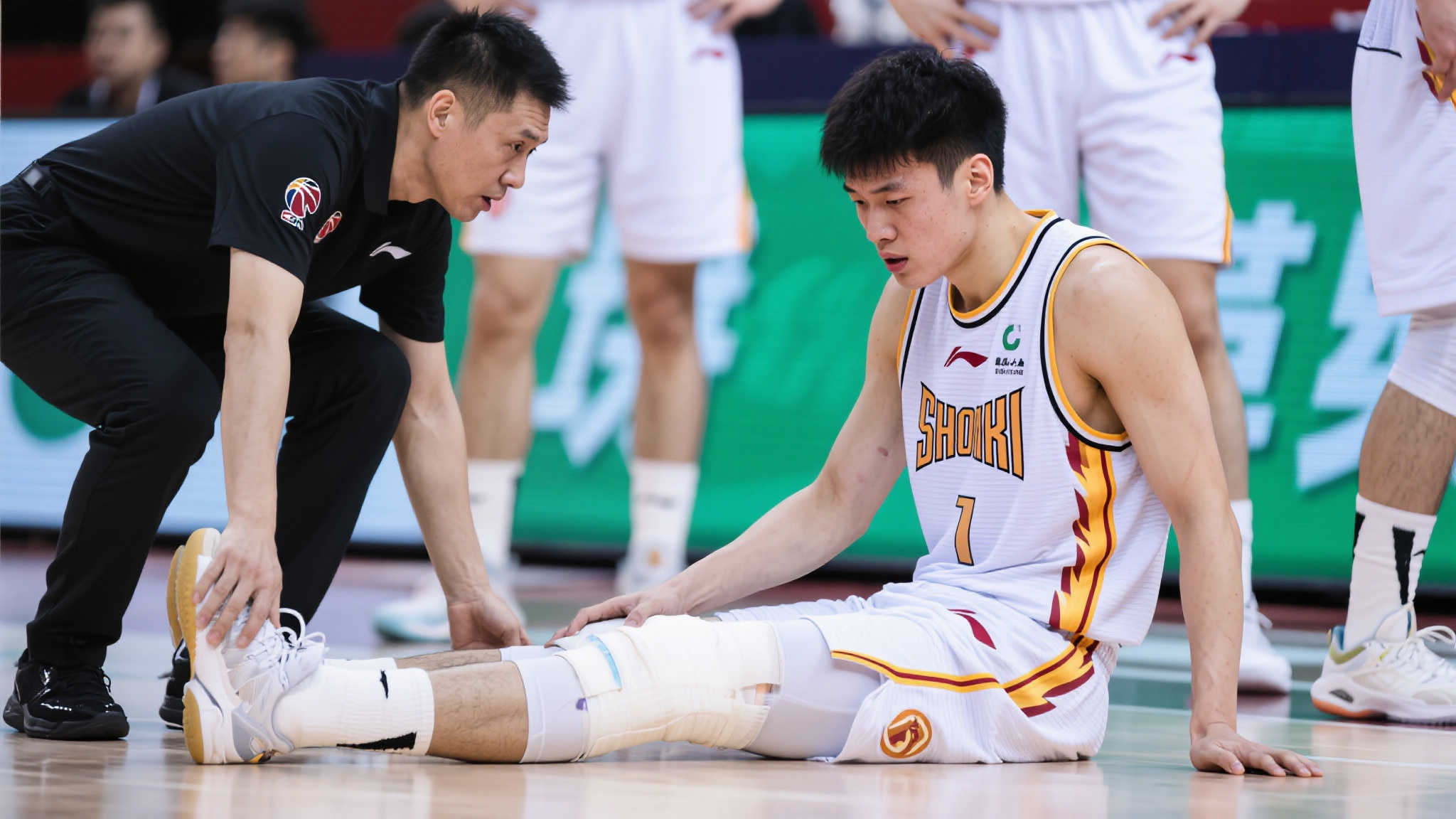 足球报：胡荷韬伤停至少两月，夏窗外援调整仍无定论